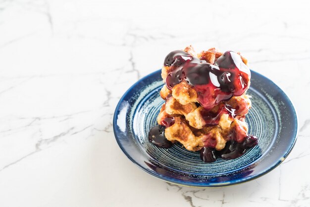 waffle con salsa de arándanos