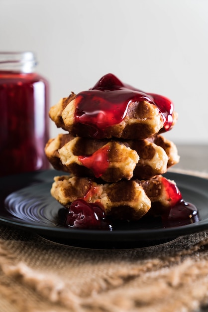 Foto waffle con salsa de fresa