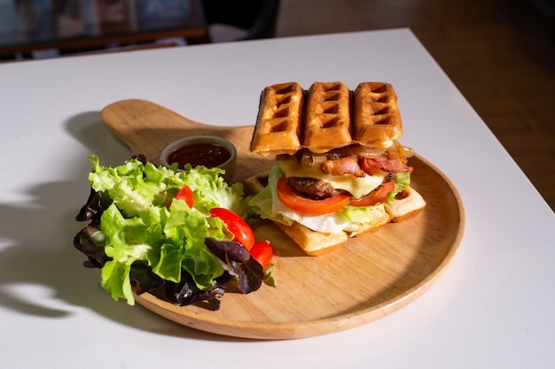 Waffles con albóndigas en mesa de madera