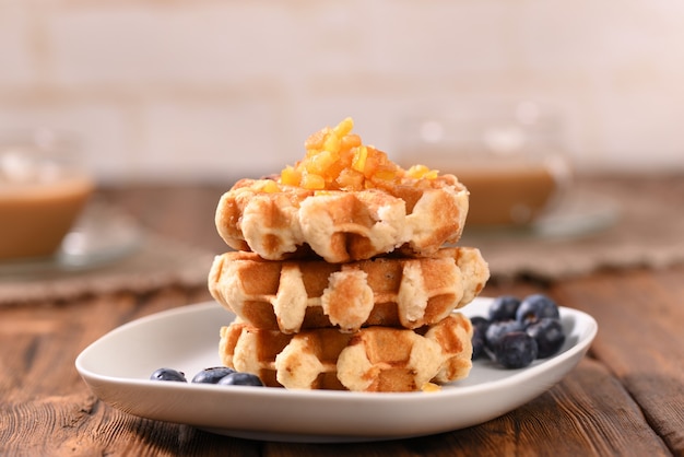 Waffles apetitosos com geléia para sobremesa