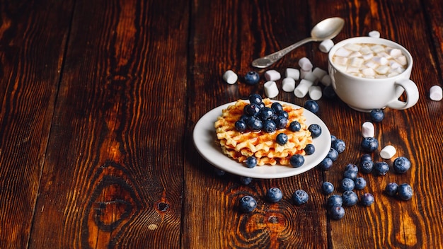 Waffles con Arándano y Taza de Cacao