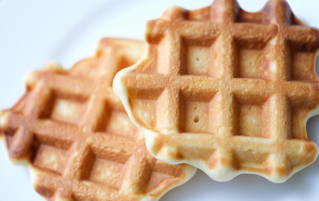 Waffles de azúcar belgas caseros en primer plano de la placa