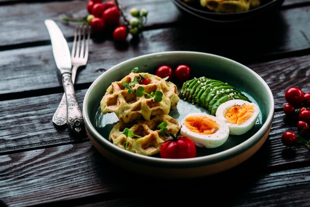 Waffles belgas con aguacate, huevo y tomate Desayuno saludable