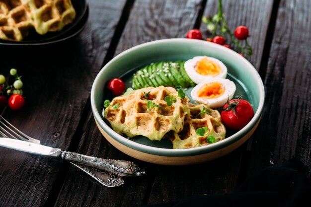 Waffles belgas con aguacate, huevo y tomate Desayuno saludable