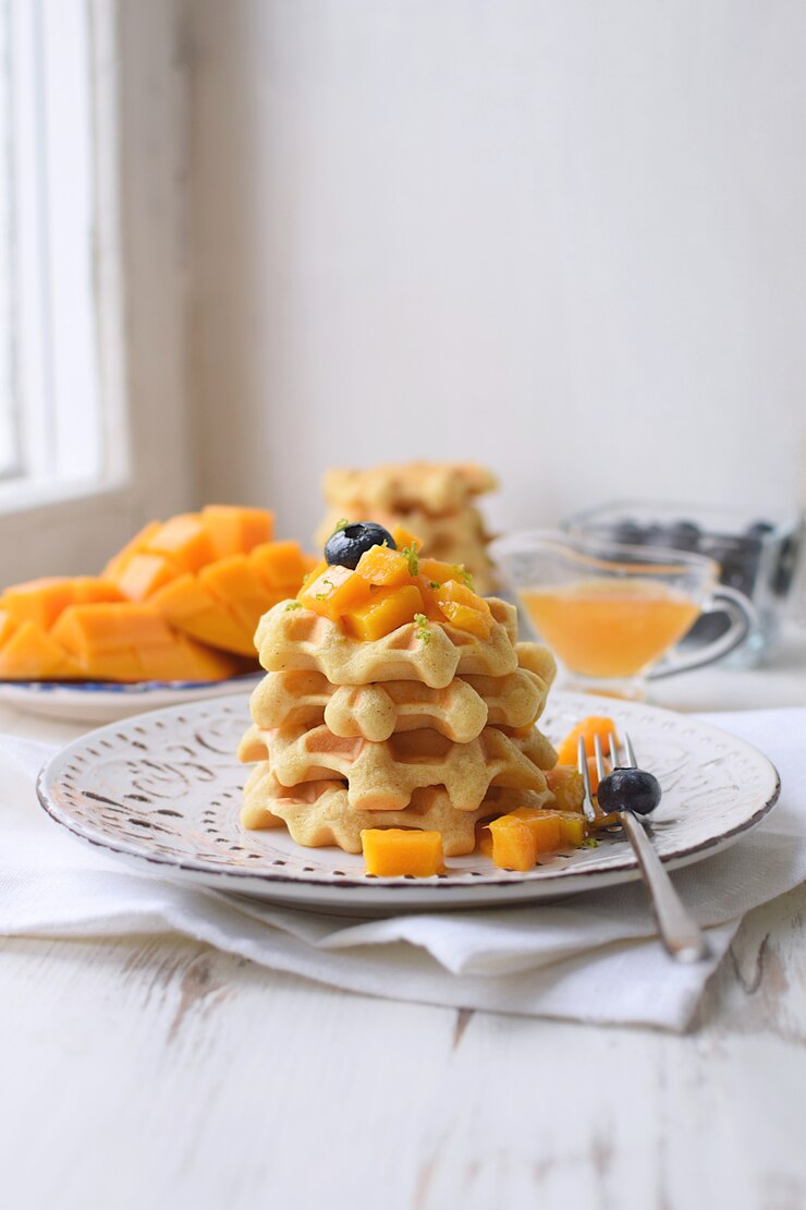 Waffles belgas Café da manhã saudável mirtilo manga mel branco de madeira Peitoril da janela