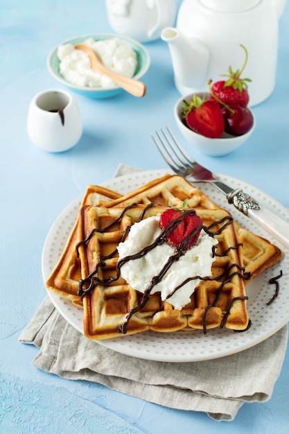 Waffles belgas caseiros com queijo ricota