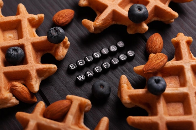 Foto waffles belgas caseros en primer plano con inscripción