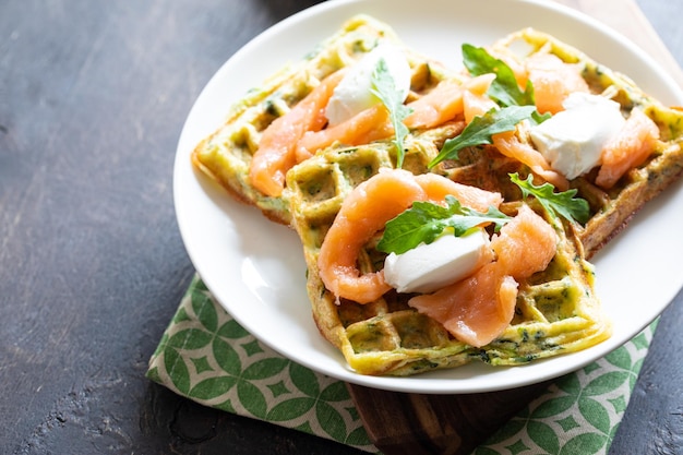 Waffles belgas com abobrinha e verduras com requeijão e salmão salgado