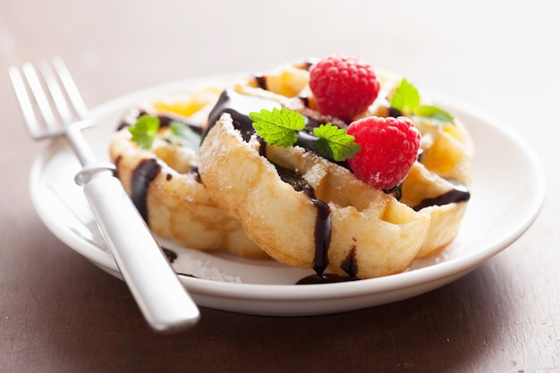 Waffles belgas com chocolate e framboesa