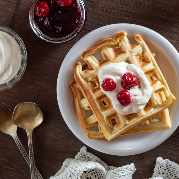 Waffles belgas com creme de leite e geleia de cereja