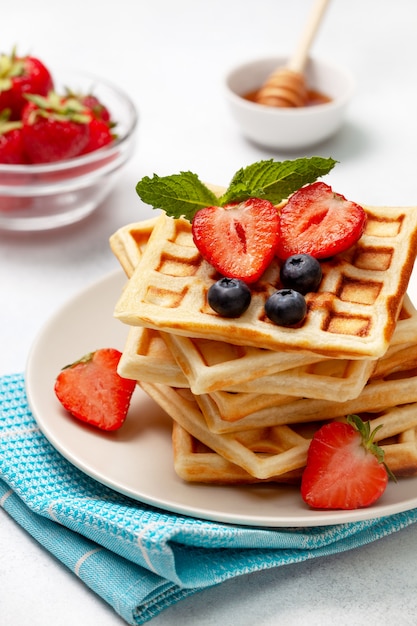 Waffles belgas com frutas frescas