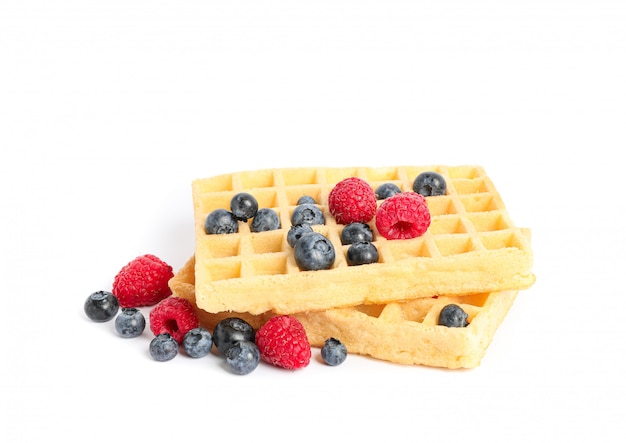 Waffles belgas com frutas na mesa branca