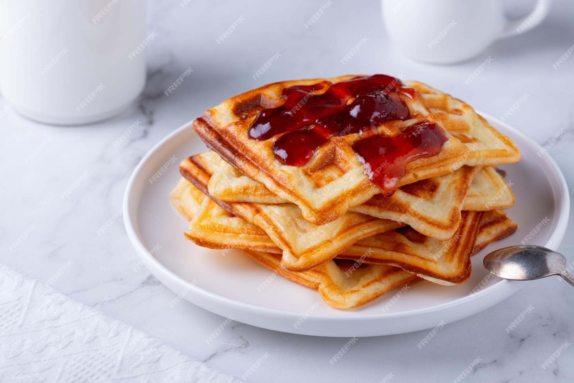 Waffle e geléia de morango caseira. #waffle #ximia #strawberryjam #gramado  #rs #pousadaquerencia