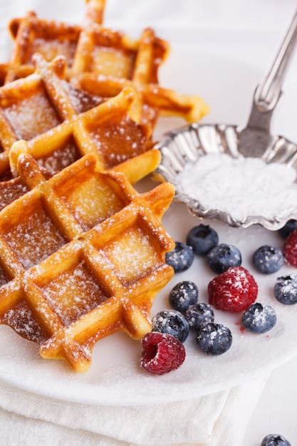 Waffles belgas com leite e frutas frescas