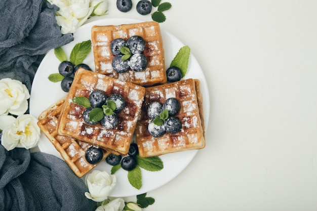 Waffles belgas com mirtilos no café da manhã