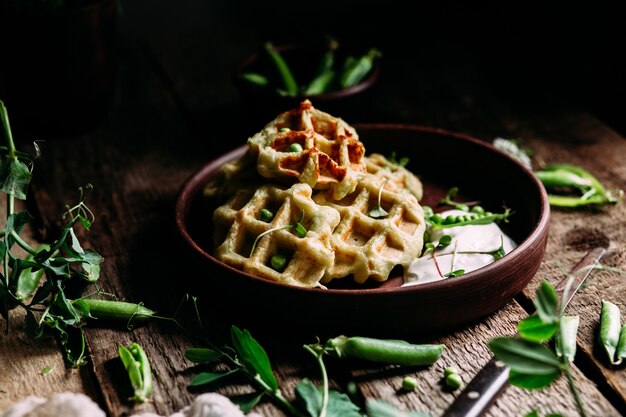 Waffles belgas com molho e ervilhas