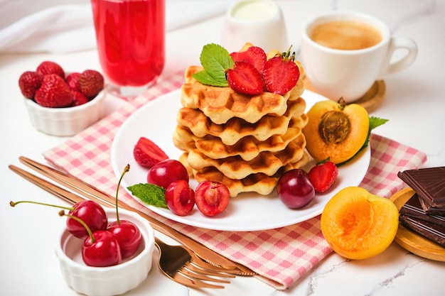 Waffles belgas com morangos damascos cerejas suco