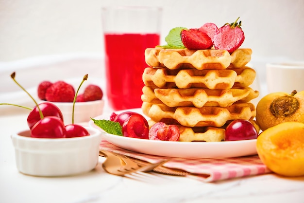 Waffles belgas com morangos damascos cerejas suco