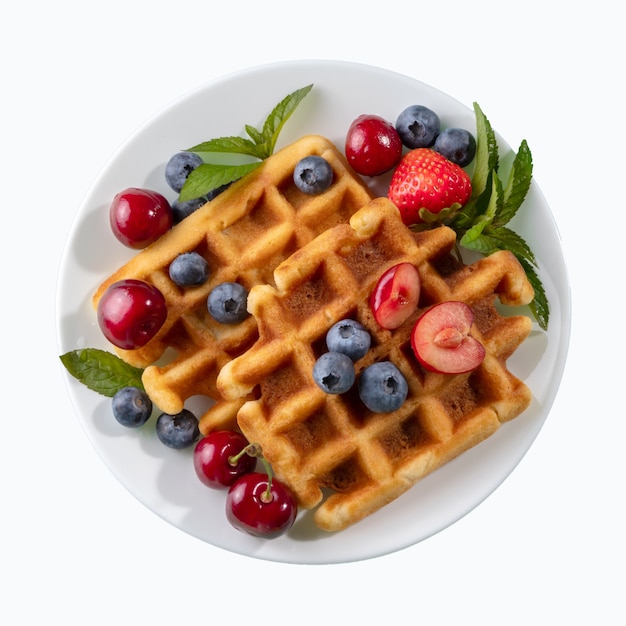 waffles belgas com morangos e frutas vermelhas