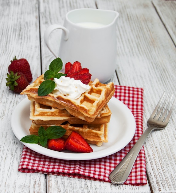 Waffles belgas com morangos e hortelã