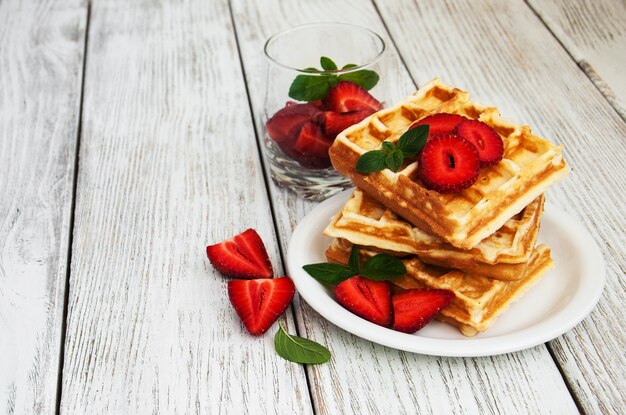 Waffles belgas com morangos e hortelã