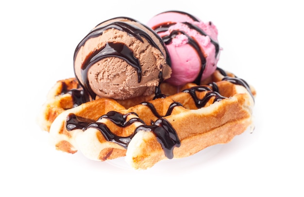 Waffles belgas com sorvete no fundo branco