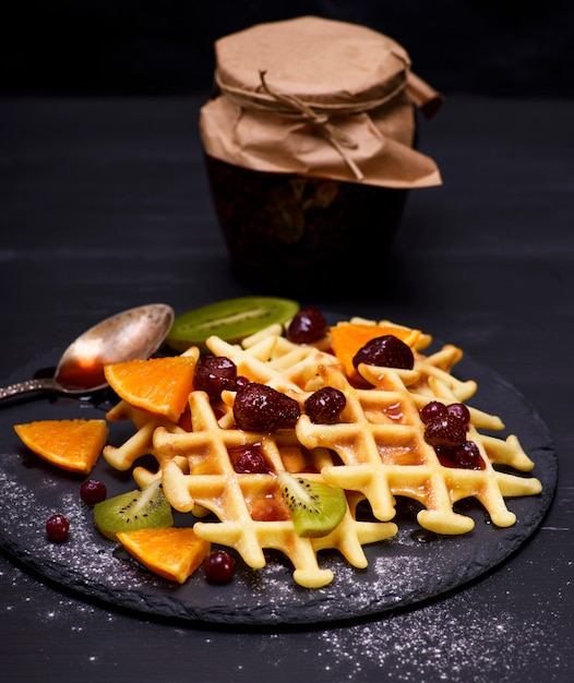 Waffles belgas cozidos com geléia e frutas frescas