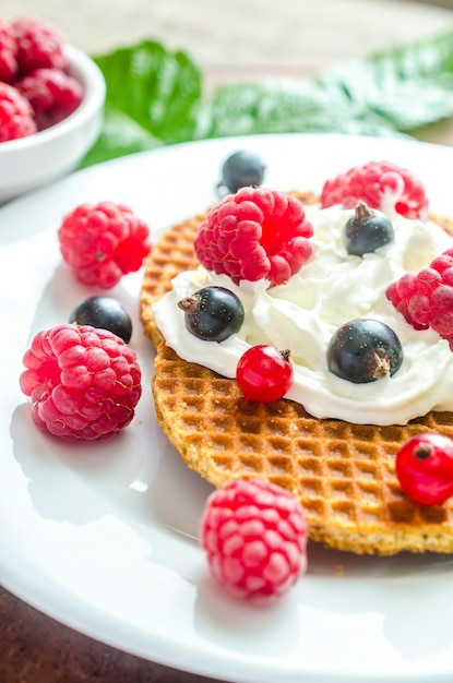 Waffles belgas con crema batida y bayas frescas