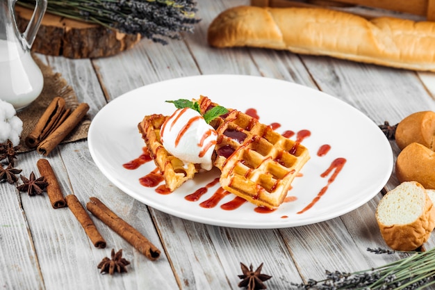 Waffles belgas derramados com calda de sorvete