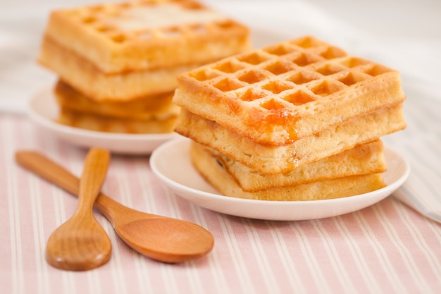 Waffles belgas doces no prato