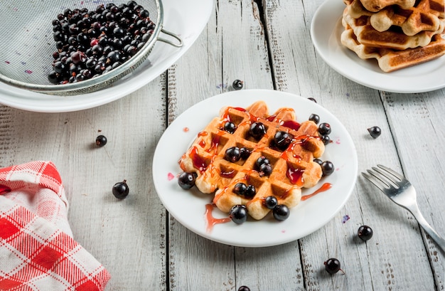 Waffles belgas e frutas de verão e jarra de groselha