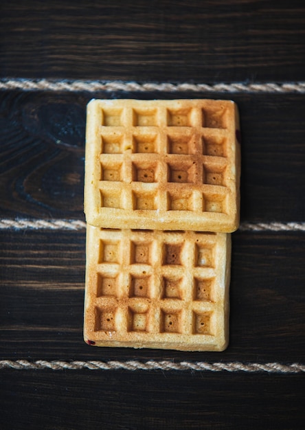 waffles belgas em um fundo de madeira