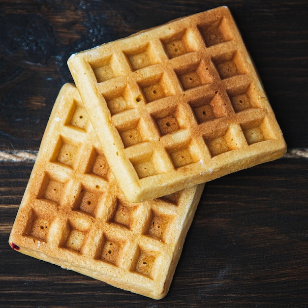 waffles belgas em um fundo de madeira