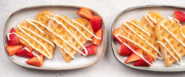 Waffles belgas en forma de corazón con fresas