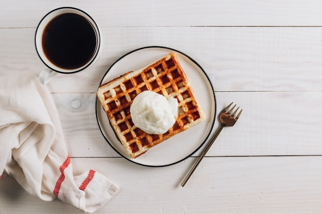 Waffles belgas sin gluten con harina de arroz y una taza de café