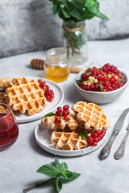 Waffles belgas con grosellas rojas en un bol