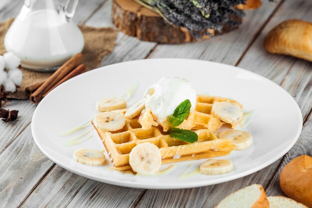 Waffles belgas con helado de plátano