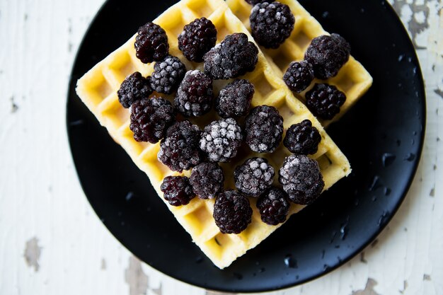 Waffles belgas con hielo blackberry