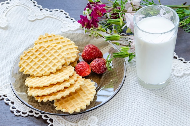 Waffles belgas con leche y fresas