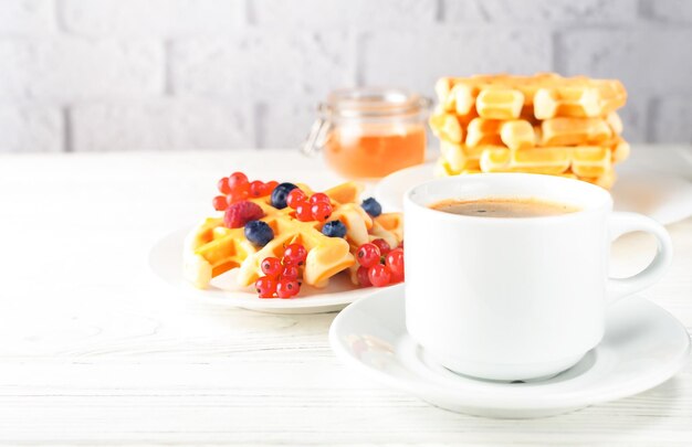 Foto waffles belgas o vieneses desayuno europeo delicioso plato dulce postre bocadillo vista desde arriba