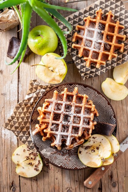 Waffles belgas en un plato con frutas