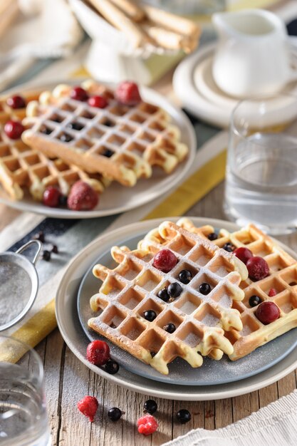 Waffles belgas en un plato con frutas