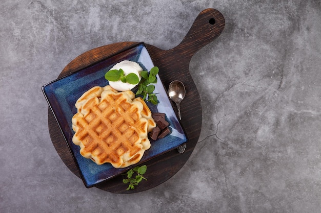 Waffles belgas recém-assados caseiros com folhas de hortelã mascarpone