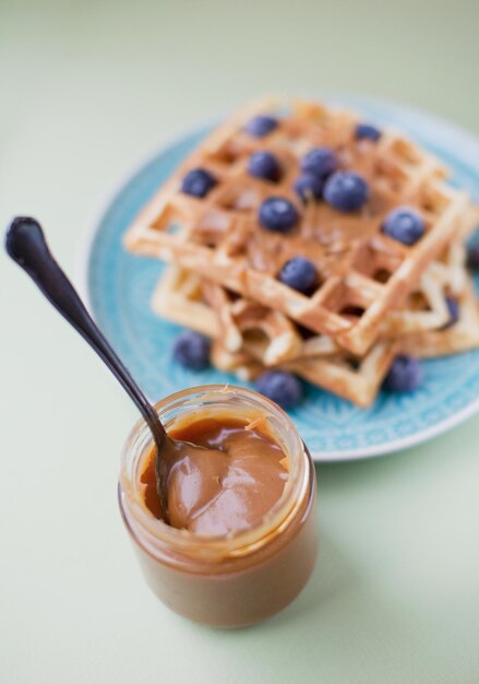 Waffles belgas y salsa de caramelo