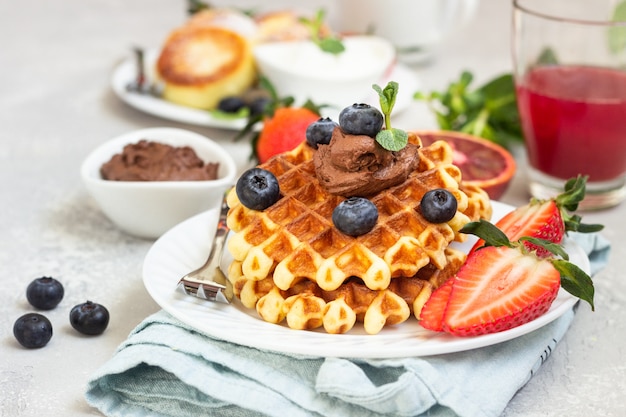 Waffles belgas con salsa de chocolate, menta y panqueques de requesón