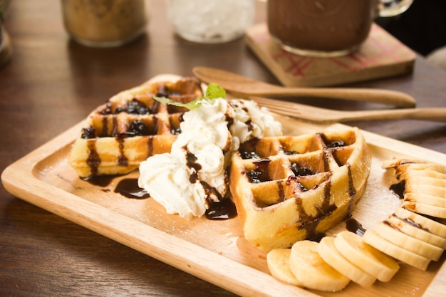 Waffles belgas con salsa de chocolate.