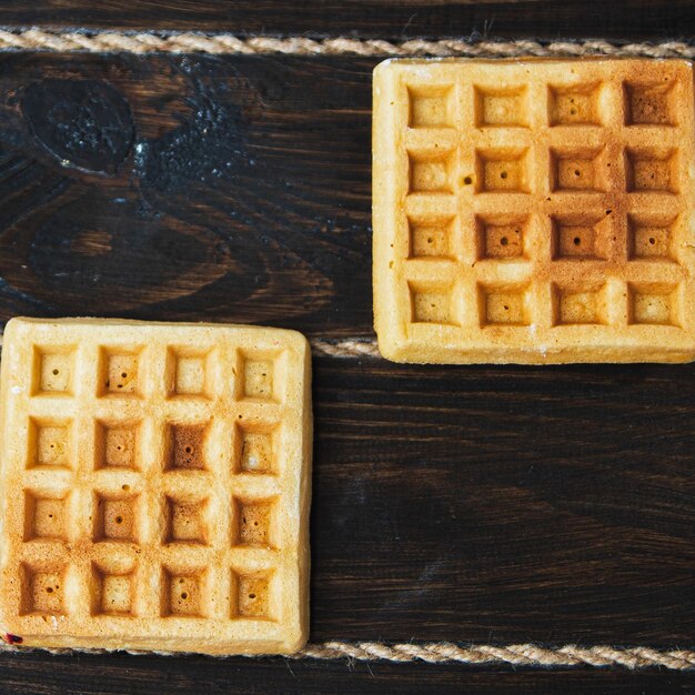 Waffles belgas sobre un fondo de madera