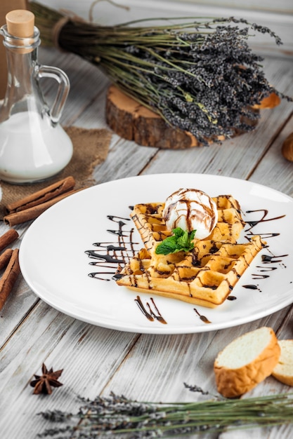 Waffles belgas sorvete e calda de chocolate