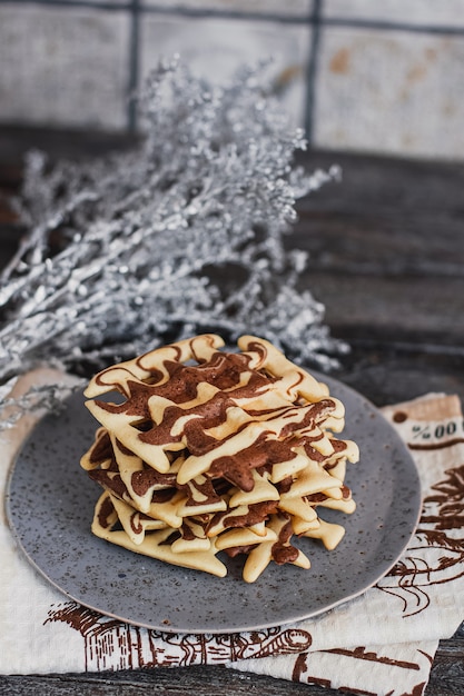 Foto waffles belgas tradicionales con cacao en madera