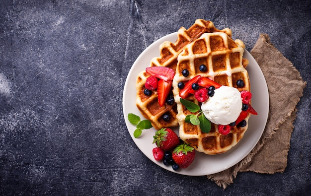 Waffles Bélgica com frutas e sorvete